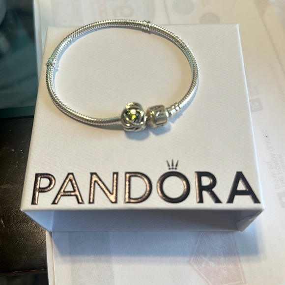 Pandora bracelet with peridot charm - Picture 1 of 4